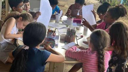 “Caminhos de Maria: Educação e Esperança para as Crianças da Ponte da Aldeia”